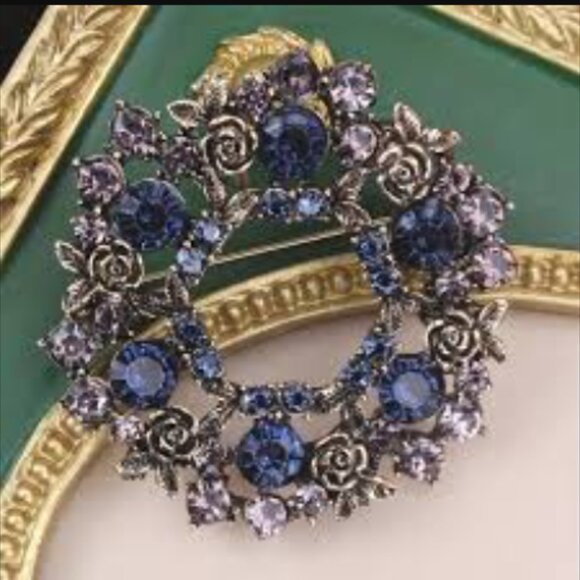 🌺 🌺 🌺 Gorgeous Garland Wreath Brooch in Gold and Blue with Roses - Picture 3 of 3